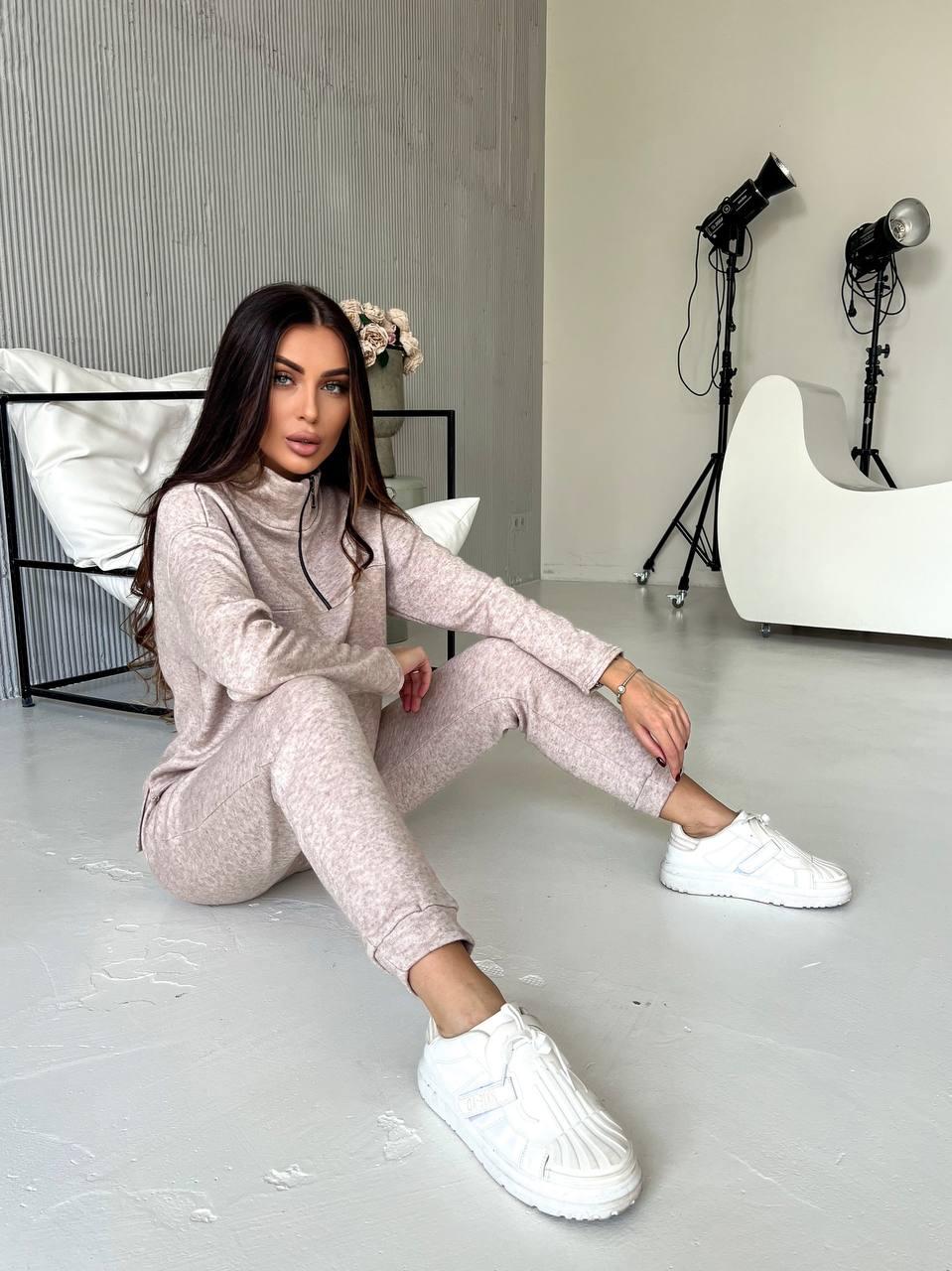 Пудровий жіночий костюм-двійка: кофта з блискавкою та штани в тон із турецької двосторонньої ангори люкс, фото 1