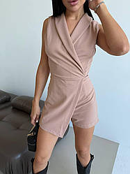 Бежевий жіночий витончений міні-комбінезон з піджачним кроєм із креп-дайвінгу з імітацією запаху