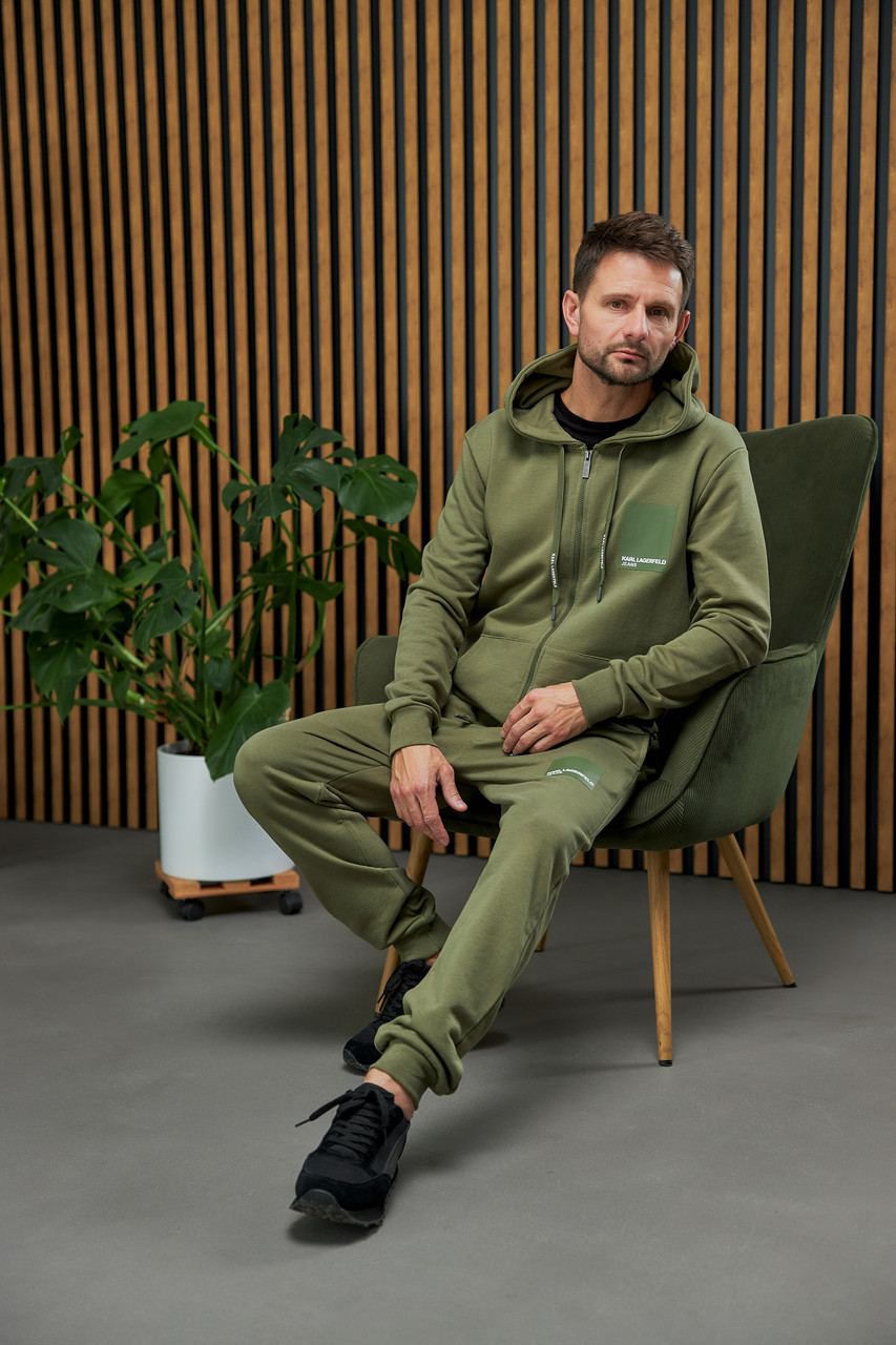 Спортивний костюм оливкового кольору з капішоном