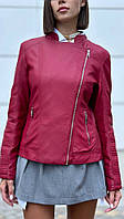 Жіноча демісезонна шкіряна коротка бордова куртка-косуха С. М