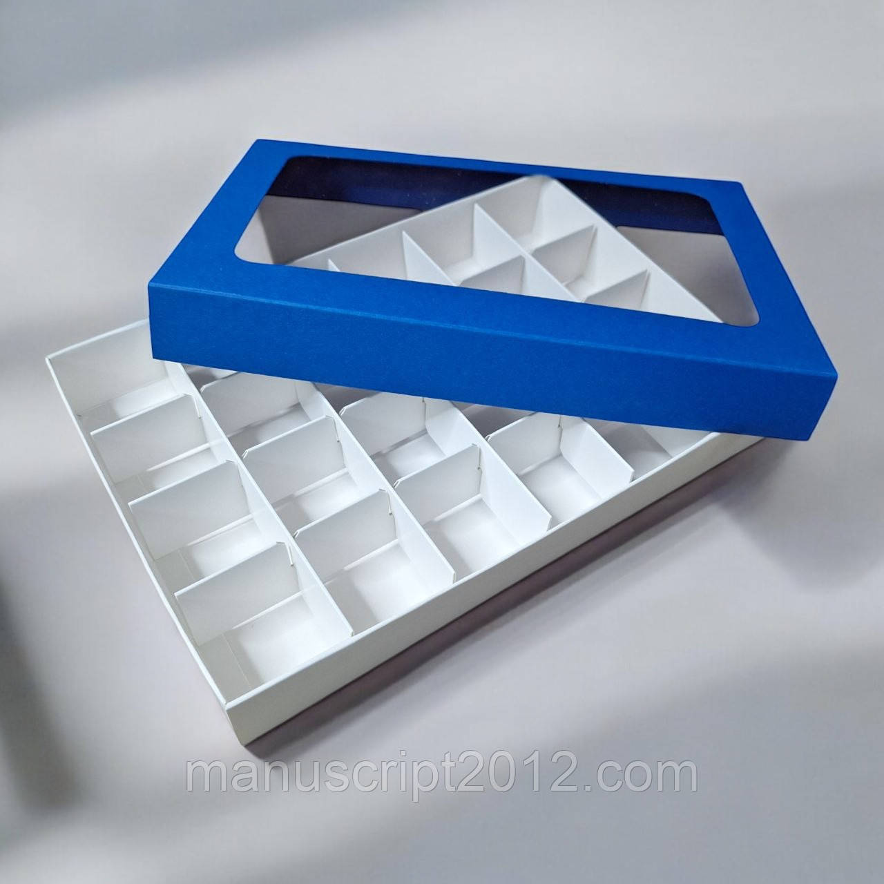 Коробка на 24 цукерки з вікном (240х155х35мм.) синьо-біла