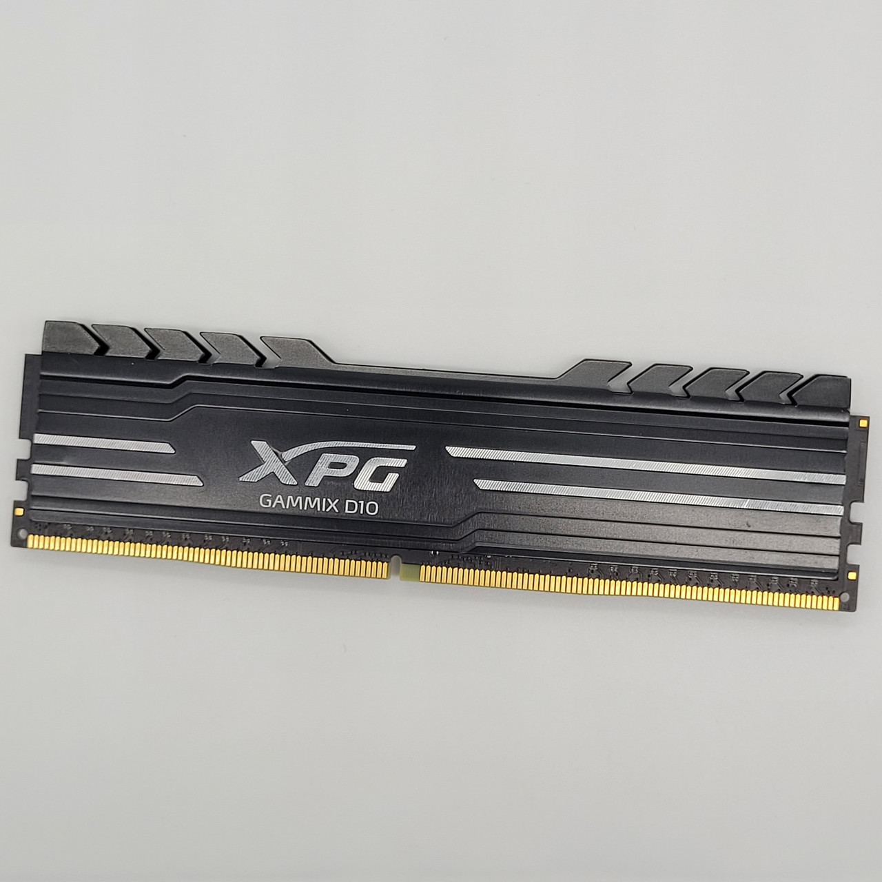 Оперативна пам'ять Adata XPG DDR4 4Gb 2400MHz PC4-19200U 1R8 CL16 (AX4U2400W4G16-DBG) Б/В