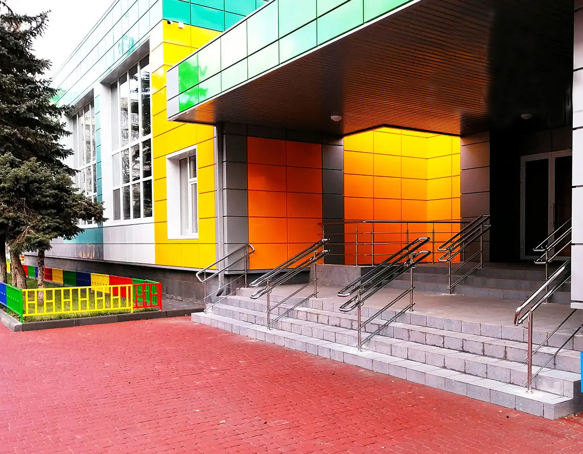 Виробництво роздільників потоку людей для встановлення на широкому майданчику на вході в будову, фото 1