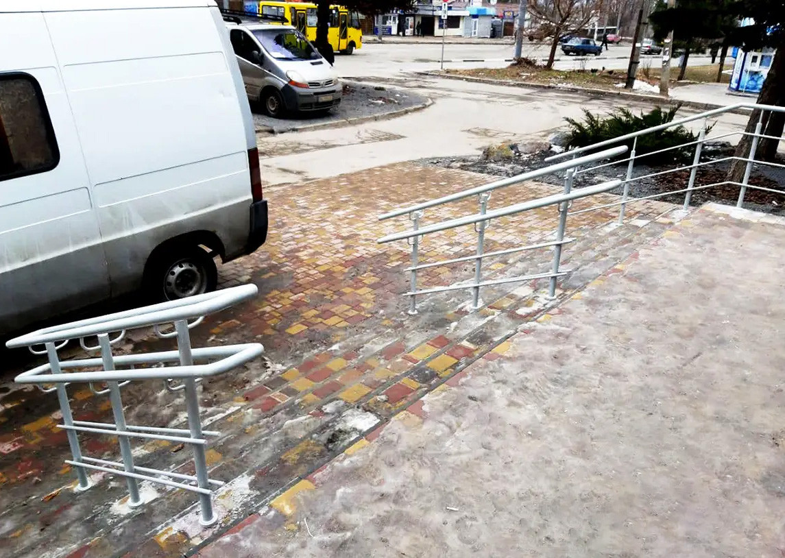 Розділювачі потоку чорний метал на сходи біля центрального входу з порошковою фарбою — виготовлення в Україні та монтаж