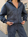 Темно-сірий теплий жіночий спортивний костюм на змійці з капюшоном з ефектом варіння, фото 8