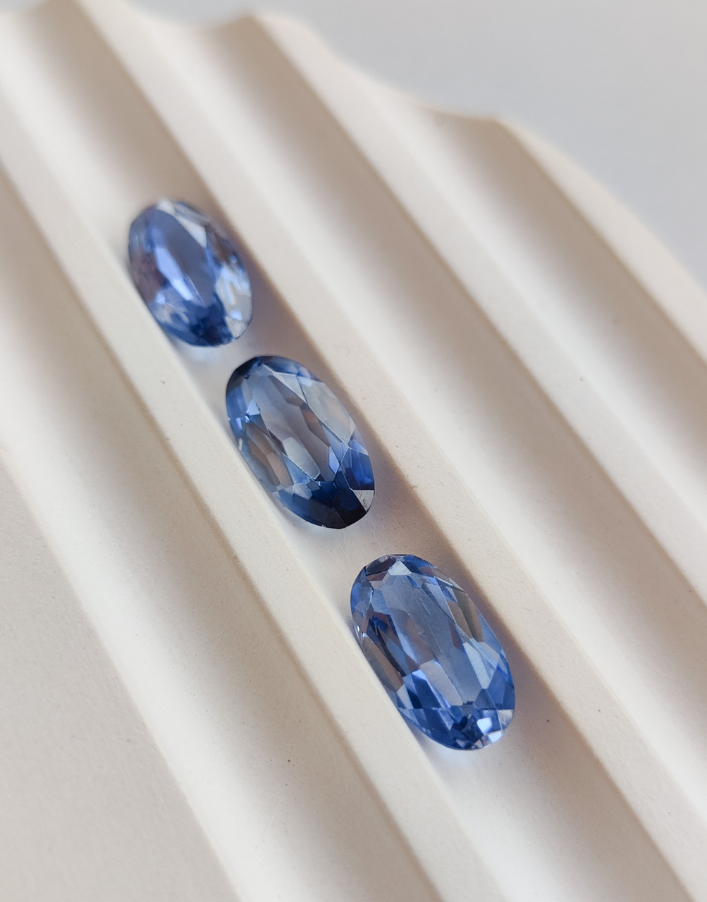 Кабошон натуральний сапфір . Камінь без оправи сапфір. Розмір 15*8*5,5 мм. Індія., фото 1