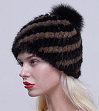Жіноча норкова шапка з бубоном. Чорна з коричневими смужками на підкладці, фото 2