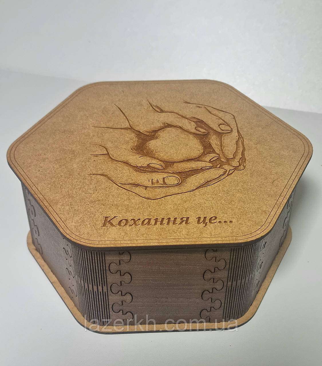 Єлегантна святкова подарункова коробка-бокс з гравіюванням *Кохання це...* коричнева