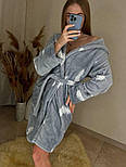 Халат теплий жіночий короткий сірий із пір'ям із капюшоном і поясом, фото 3