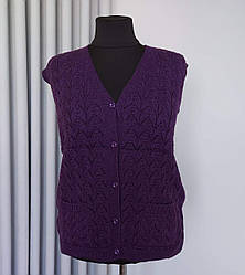 Жіноча в'язана жилетка з кишенями на гудзиках