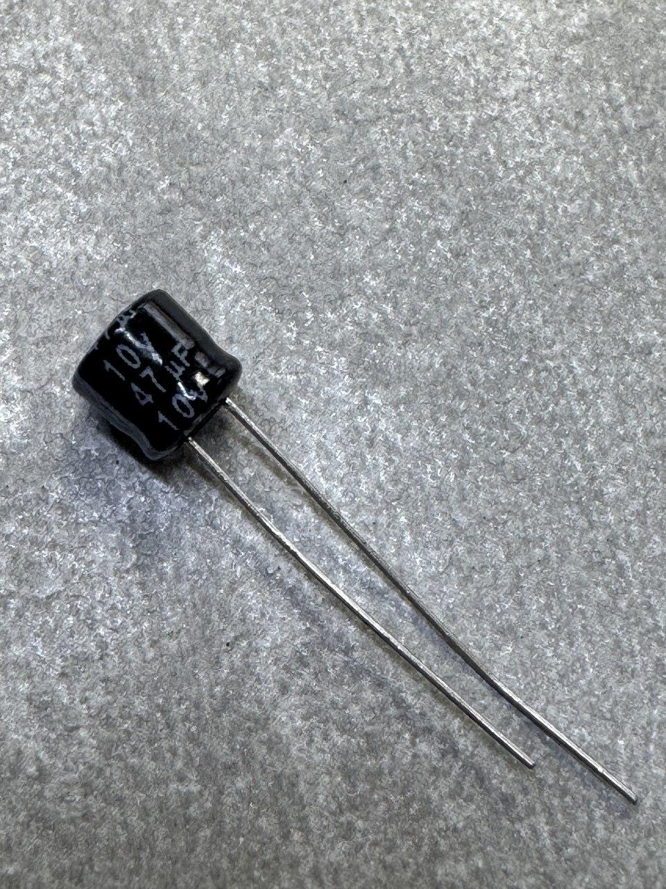 Конденсатор електролітичний 47 мкФx 10 В, 105 °C, 5x7