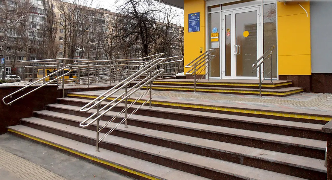 Розділювачі потоку для сходів сталеві замовити в Краматорську - на сходи, біля супермаркета чи магазинів