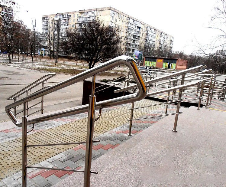 Розділювачі потоку для центрального входу з нержавіючої сталі під замовлення в місті Бахмач Чернігівської області