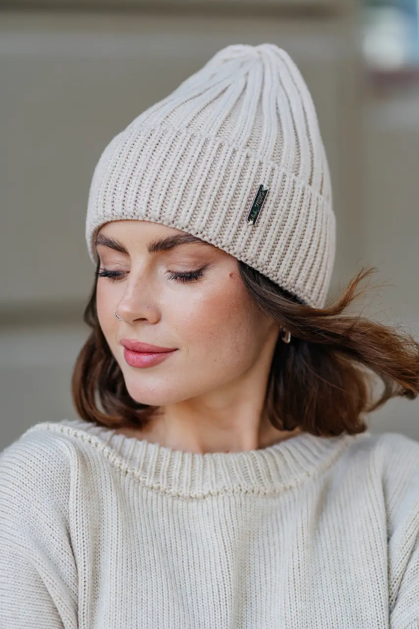 Стильна та тепла в'язана зимова жіноча шапка Agata, бежева, фото 1