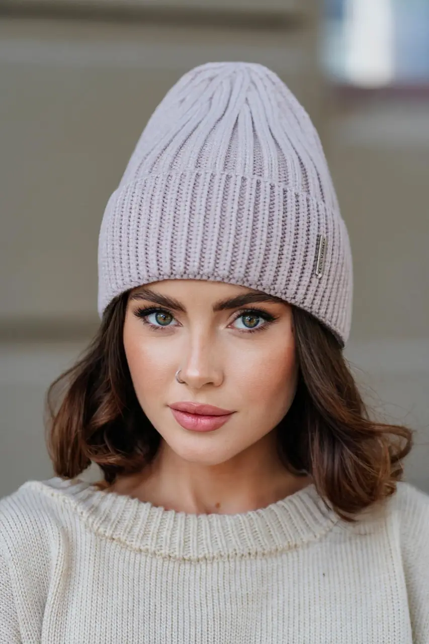 Стильна та тепла в'язана зимова жіноча шапка Agata, перлина, фото 1