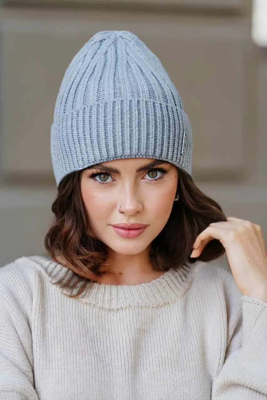 Стильна та тепла в'язана зимова жіноча шапка Agata, сіра, фото 1