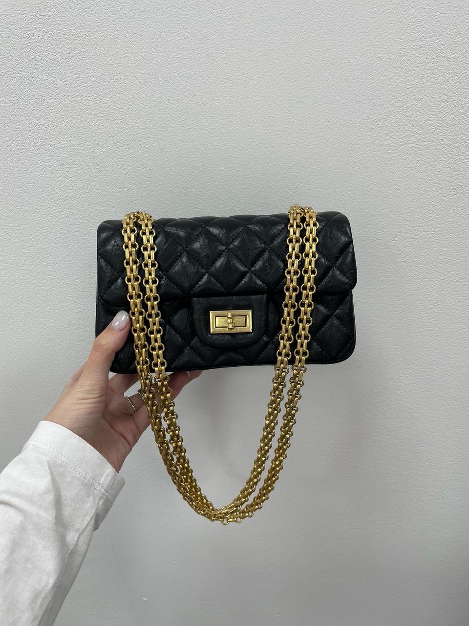 Чорна стильна шкіряна жіноча сумочка CHANEL на золотому ланцюжку