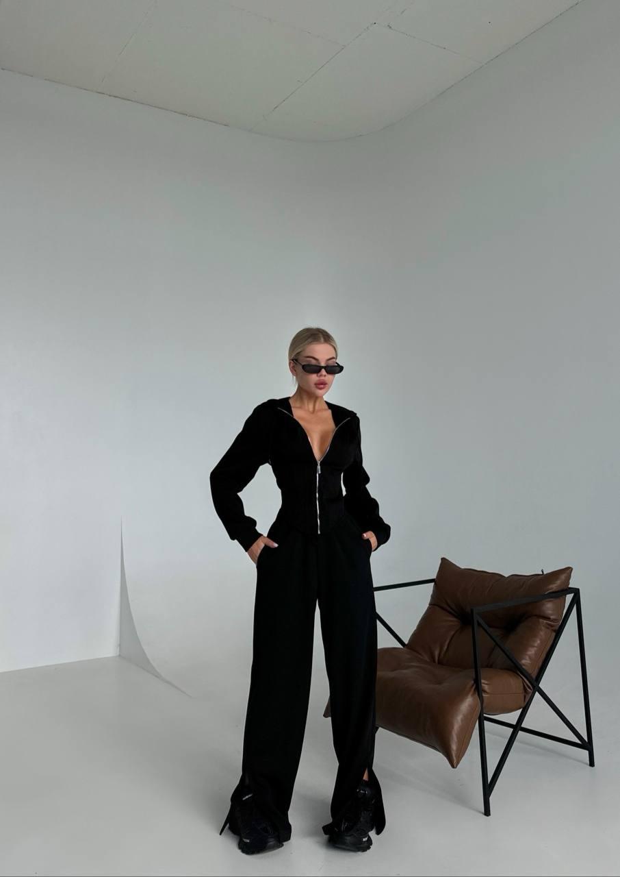 Чорний жіночий повсякденний костюм у рубчик на флісі: Кофта з капюшоном на блискавці та Штани-кльош з розрізами, фото 1