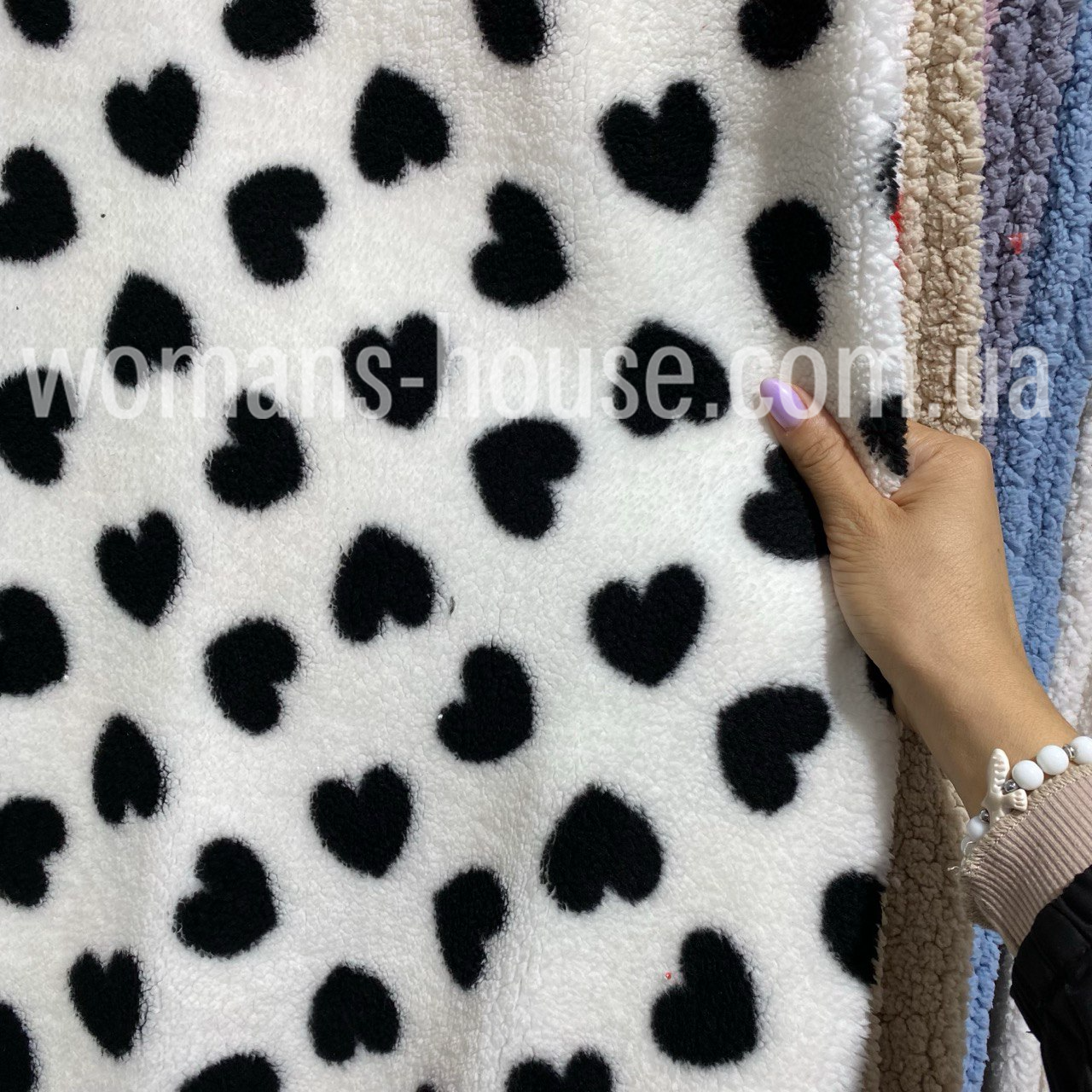 Тканина хутро Тедді на трикотажі Плюшевий 260 gsm 150 см принт Рулон від 45 м Серце чорне, фото 1