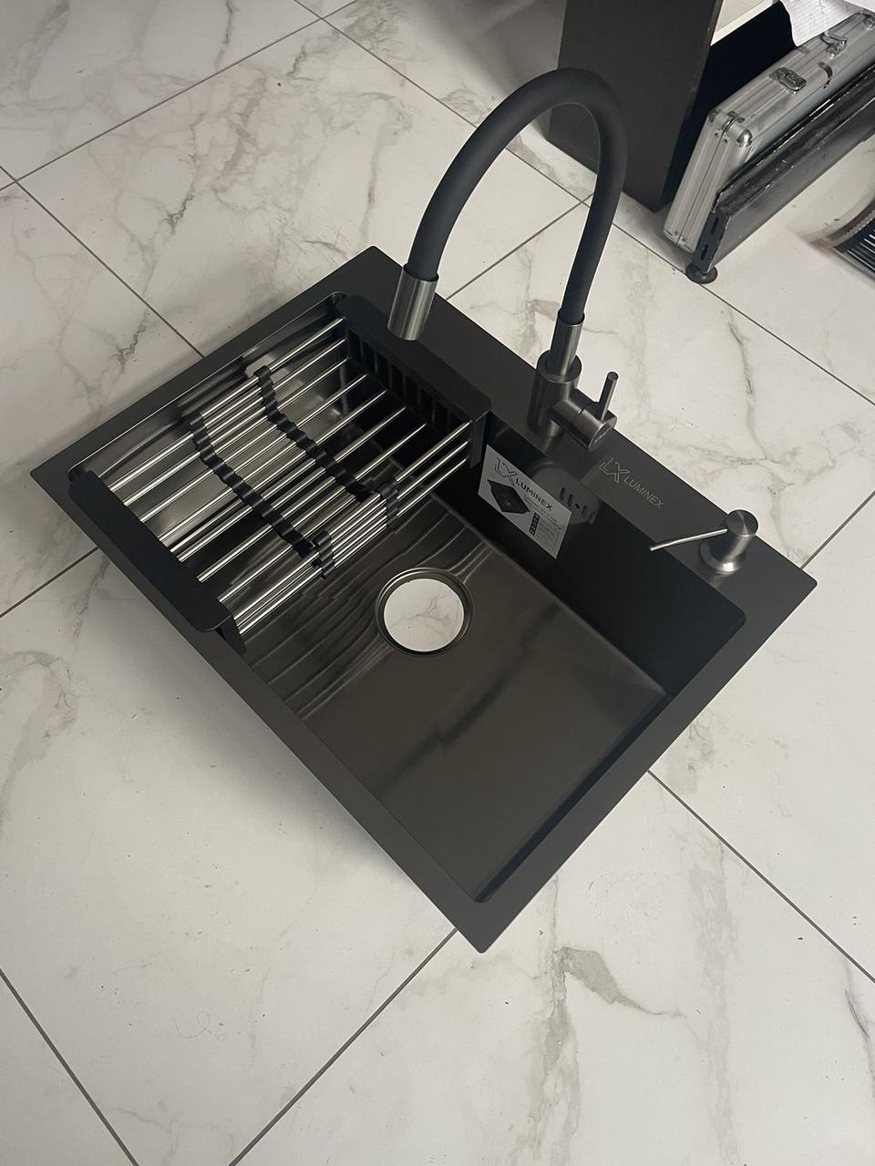 Кухонна мийка Luminex 6045 см чорна та гнучкий змішувач Kraft.