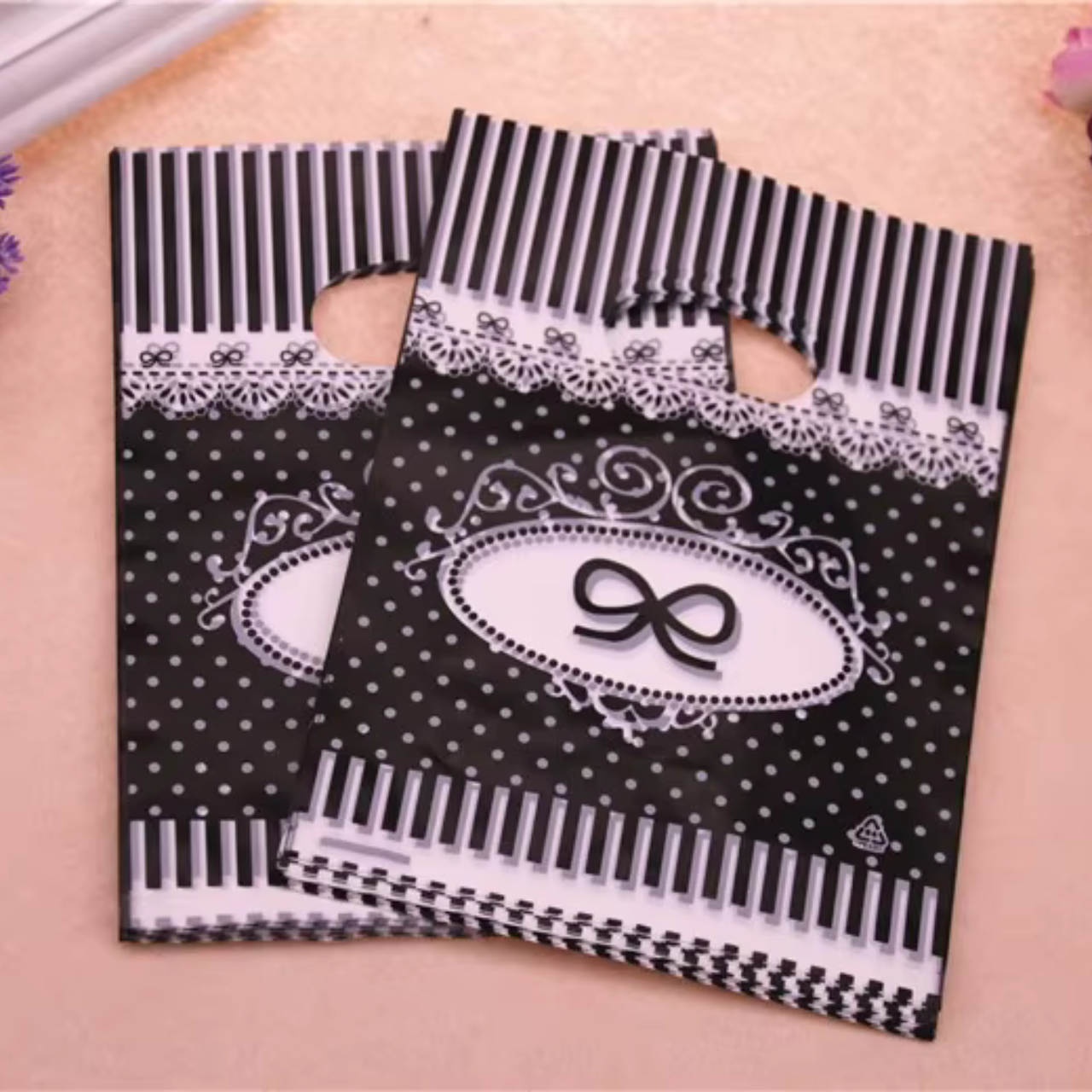 Пакети з прорізною ручкою 15x20 см 100 шт пакети поліетиленові банан з вирубною прорубною ручкою, фото 1