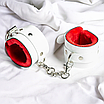 Комплект білі наручники + нашийник із повідцем із червоним хутром з ЕКО лаку Flirty, фото 7