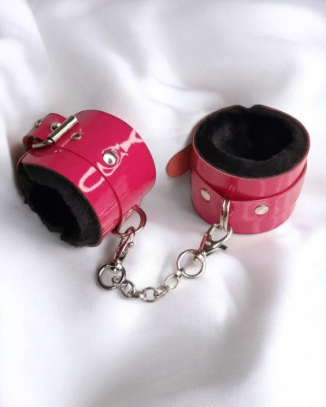 Комплект малинові наручники + нашийник із повідцем із чорним хутром з Еколаку Flirty, фото 1