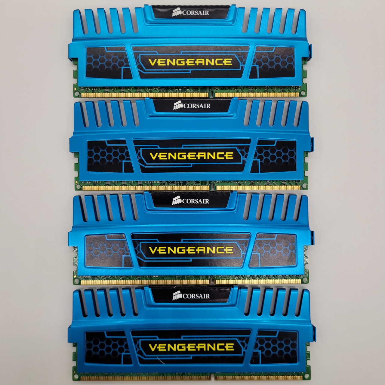 Комплект оперативної пам'яті Corsair DDR3 16Gb (4x4Gb) 1600MHz PC3-12800U 2R8 CL9 (CMZ8GX3M2A1600C9B) Б/В