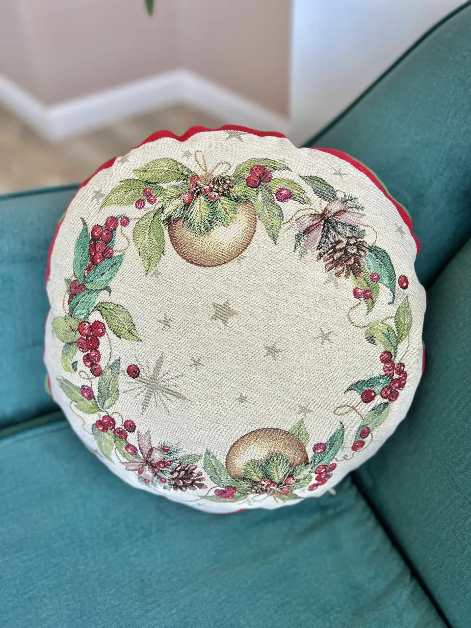Подушка кругла Новорічна гобеленова одностороння 45х45 см. Limaso, фото 1