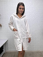 Теплий халат на замку з приємного велсофту у молочному кольорі