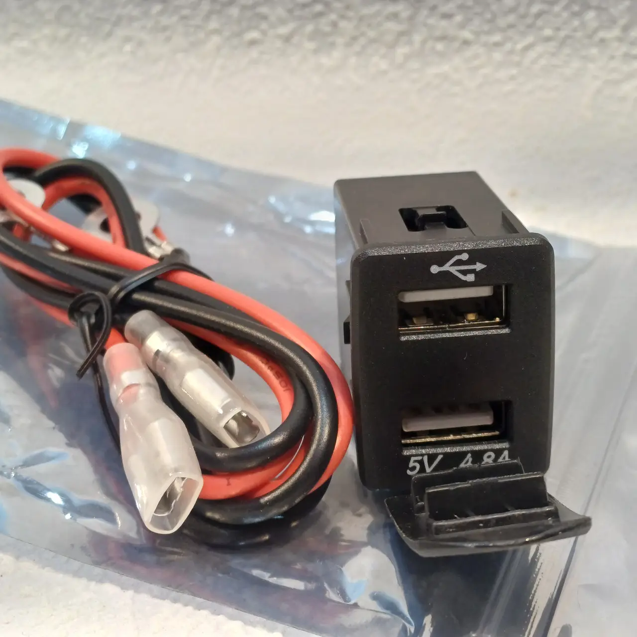 Автомобільний зарядний пристрій + вольтметр з кришкою 2 USB 12-24 V врізний синій підсвітка