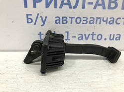 Обмежувач дверей передній правий Toyota Avensis T25 1.8 БЕНЗИН 1ZZFE 2003 (б/в)