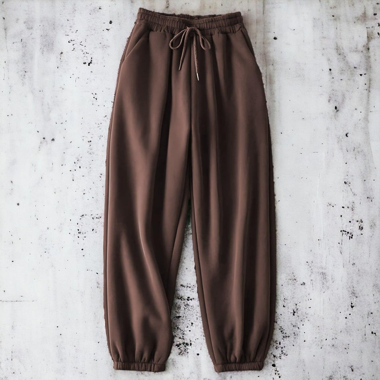 Жіночі зимові спортивні штани коричневі на флісі на резинці, фото 1