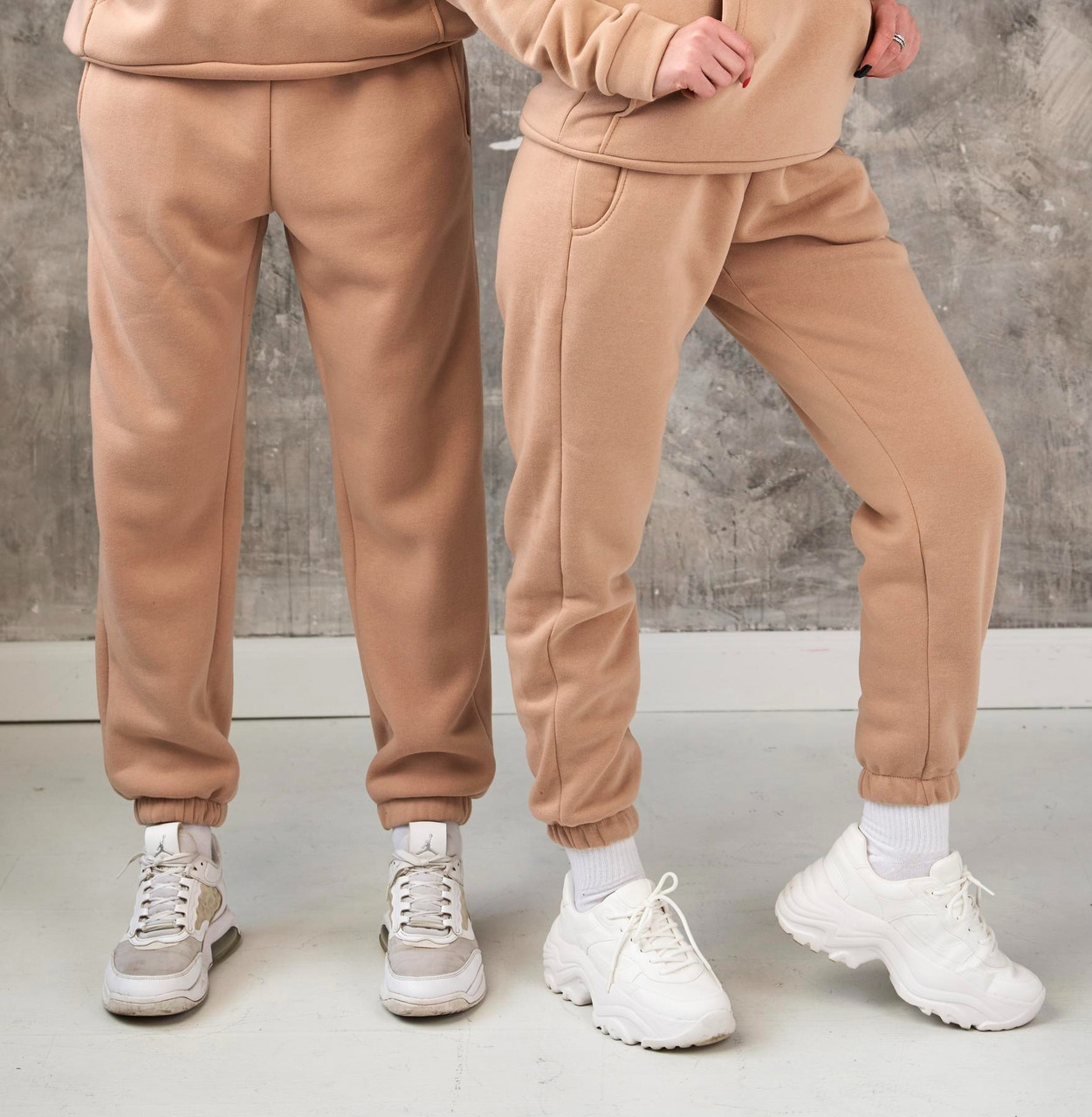 Жіночі зимові спортивні штани бежеві на флісі на резинці, фото 1