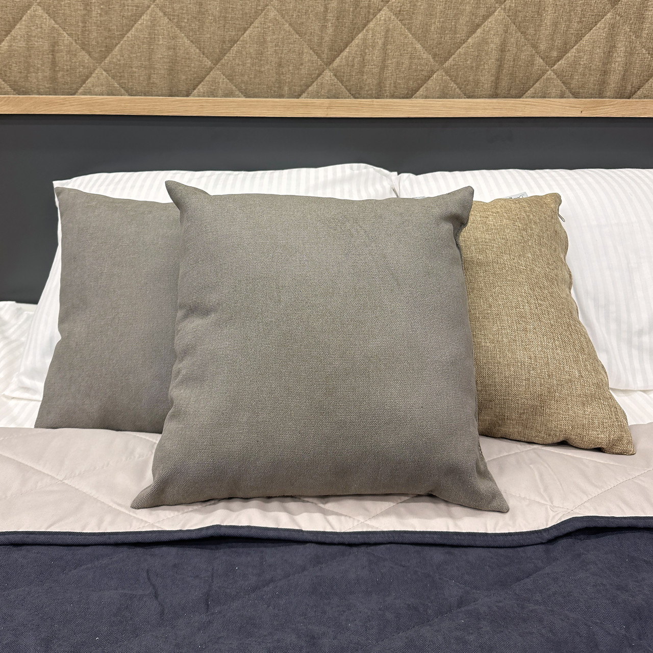 Подушка (40x40х12 см) декоративна Decorator Соро, колір тауп (84-082), фото 1