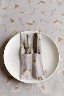 Новорічний чохол для столових приборів Шапочки на бежевому