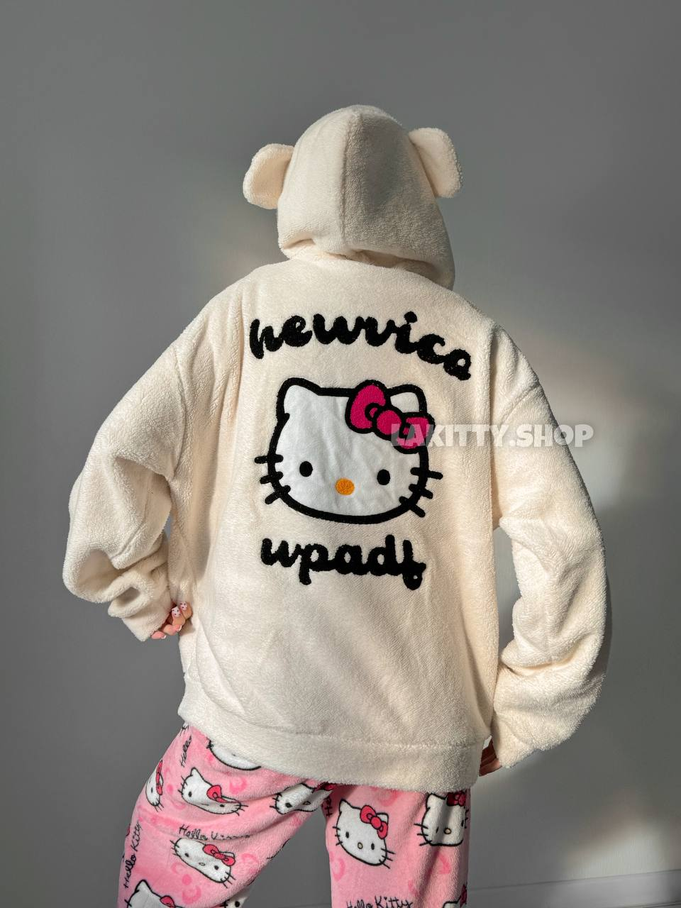 Куртока хелоу кіті. Куртка Hello Kitty. Тепла кофта а флісі, пухнаста, плюшева, біла худі. Теді зіпка кітті бомбер