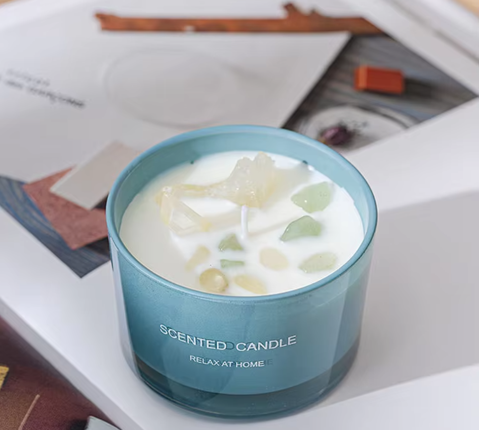 Свічка ароматична "Свіжа Весна" у скляній чаші з декором з кварцових каменів у синьому кольорі