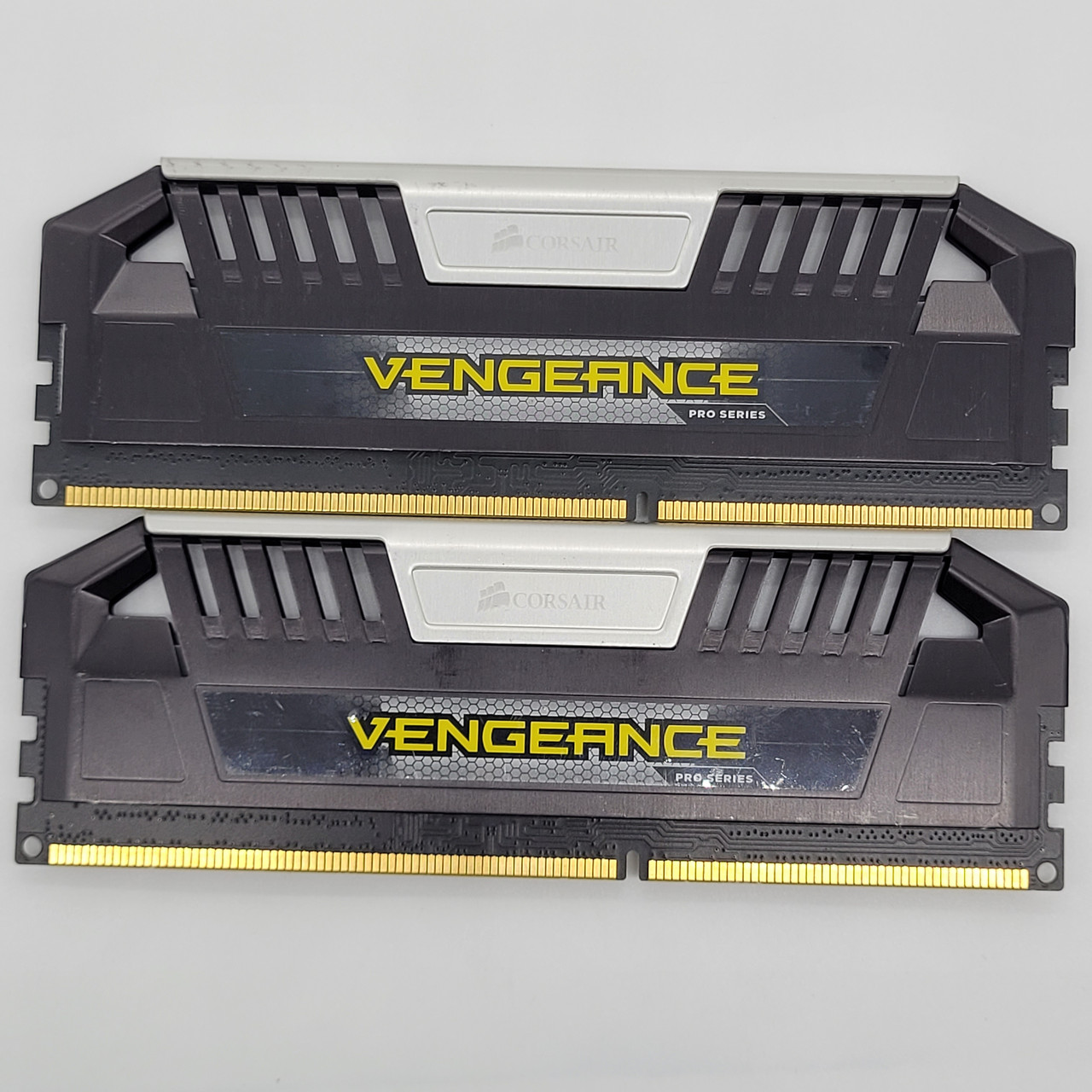 Комплект оперативної пам'яті Corsair PRO Series DDR3 8Gb (2x4Gb) 1600MHz PC3-12800U CL9 (CMY8GX3M2A1600C9) Б/В