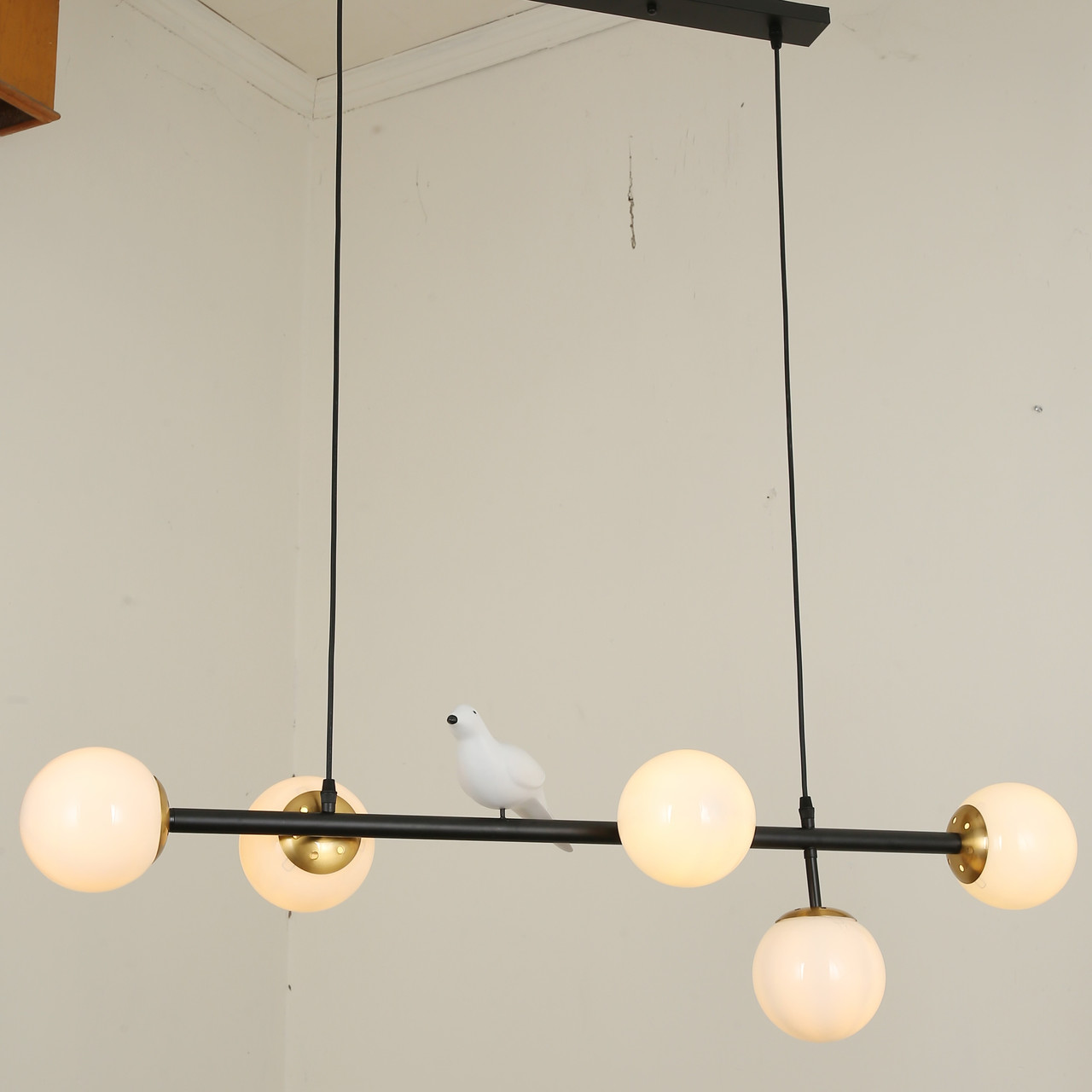 Люстра з білою пташкою на 5 ламп (61-WKT05-5 BK+WH)