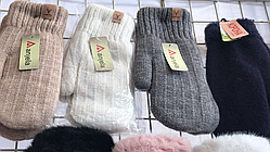 Жіночі рукавиці, вовняні, однотонні, в'язані на хутрі (зима)