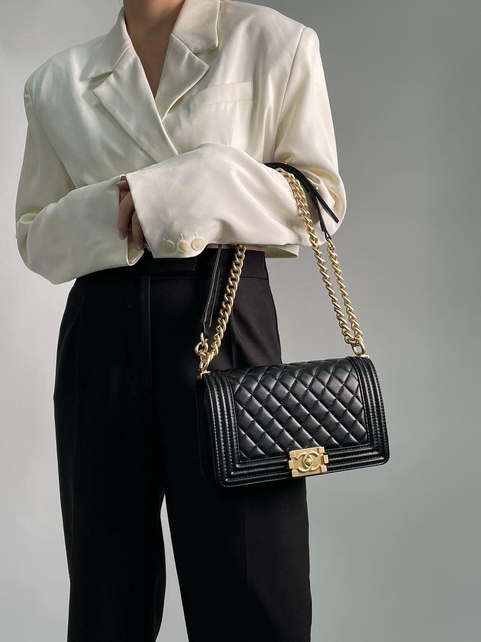 Чорна шкіряна жіноча сумочка Шанель Medium Boy Black/Gold Caviar, фото 1