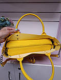 Стильна жіноча сумка жовта велика сумка з екошкіри якісна сумка через плече з широким ременем А4, фото 6