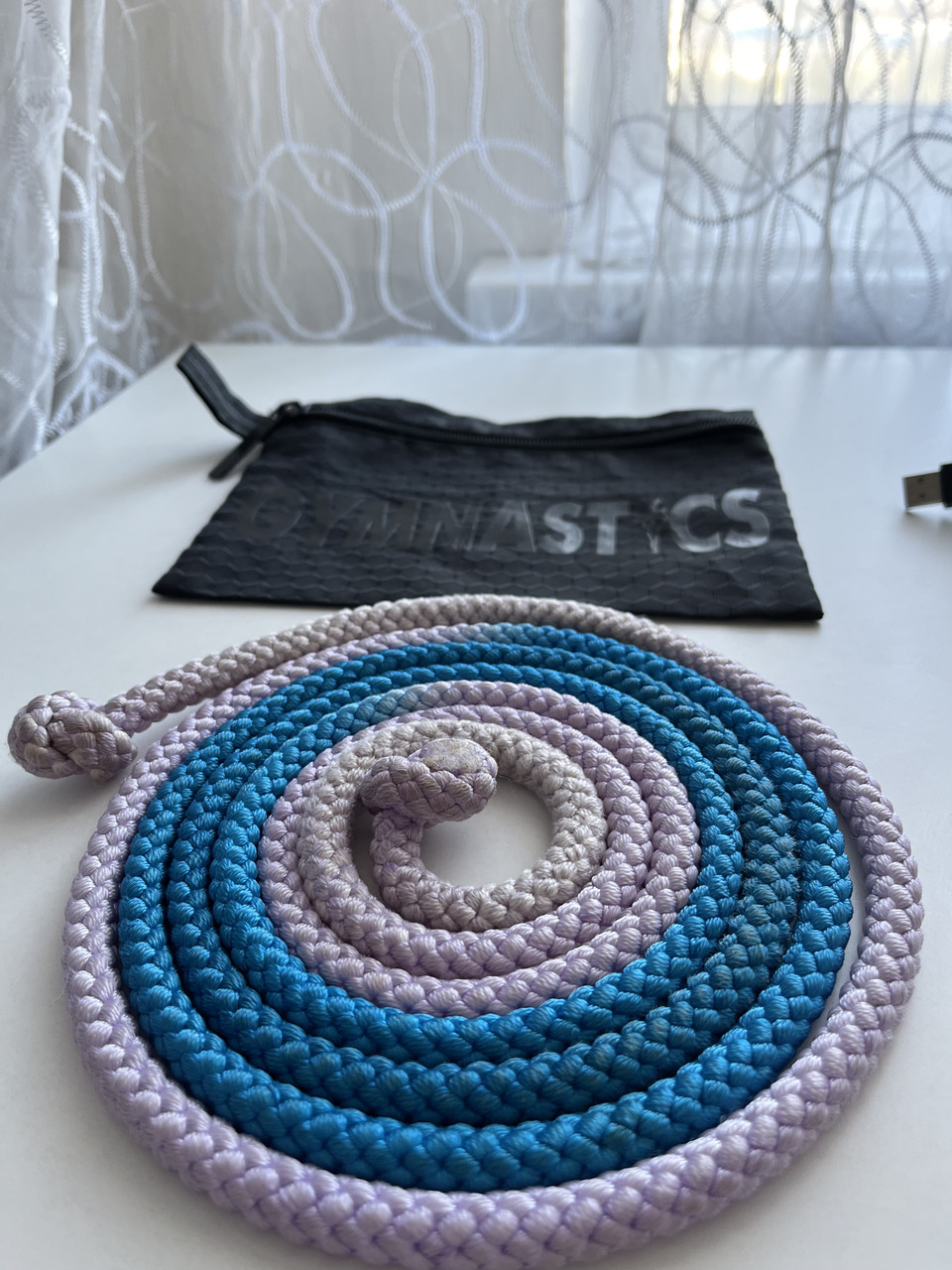 Скакалка двоколірна 255 см з вузлами для художньої гімнастики SASAKI FIG M-280 TS з чохлом на замочку, фото 1