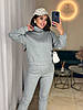 Жіночий сірий костюм-двійка з двосторонньої ангори люкс в стилі спорт-шик: светр і штани на манжетах, фото 6