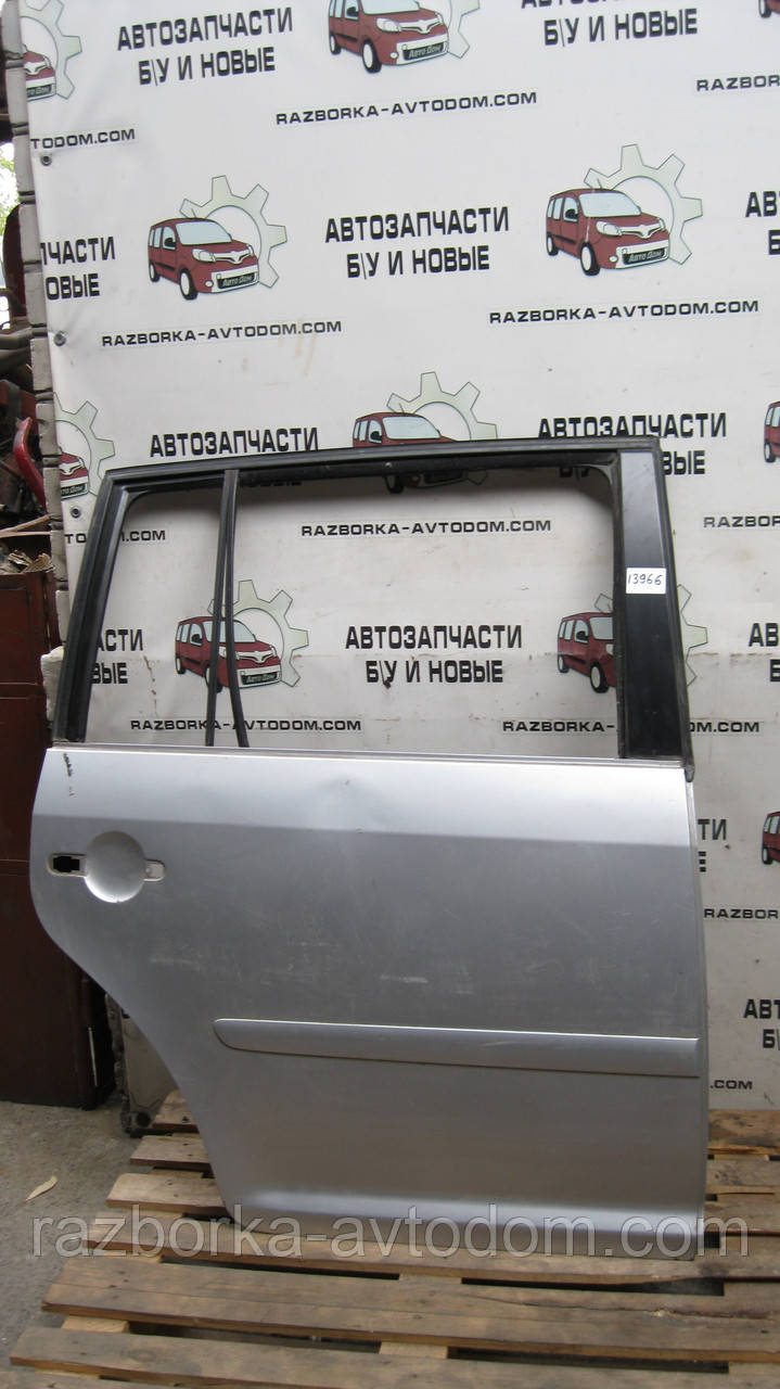 Двері задня права VW Touran (03-10) OE:1T0833056R Дефект: точкова вм'ятина