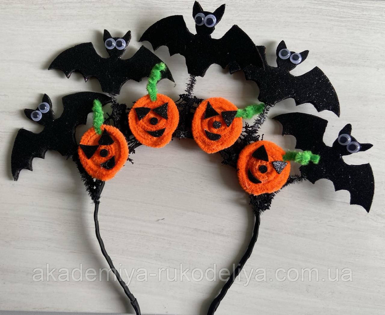 Обруч на Гелловін Helloween з гарбузами та кажанами.