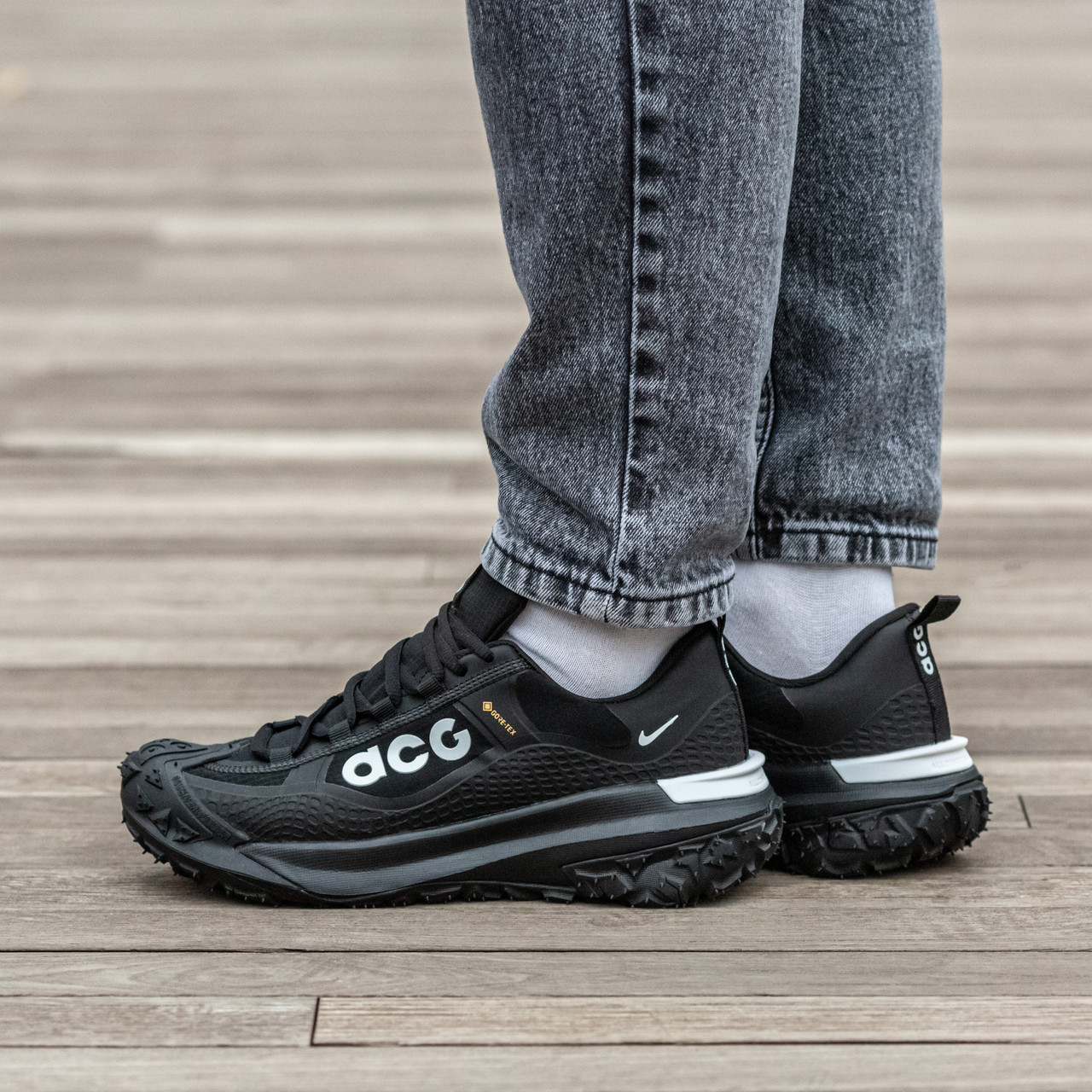 Зимові Чоловічі Кросівки Nike ACG Mountain Fly 2 GTX Low / Найк АСГ Маунтін Флай 2 ГТХ Низькі Чорні з Білим