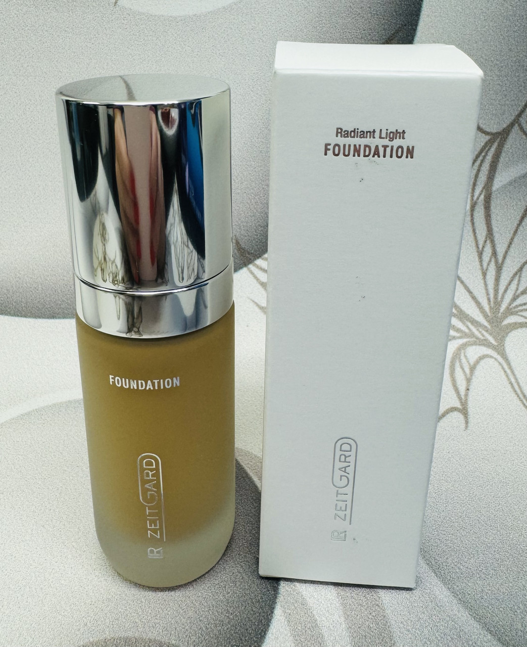 Тональний крем для смуглої сяючої шкіри LR ZeitGard Radiant Light Foundation