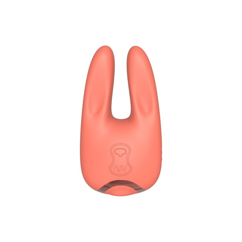 Жіночий подвійний вібростимулятор в дії